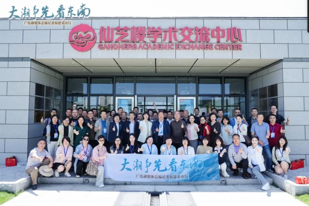 National converged media chief editors and reporters took a group photo
