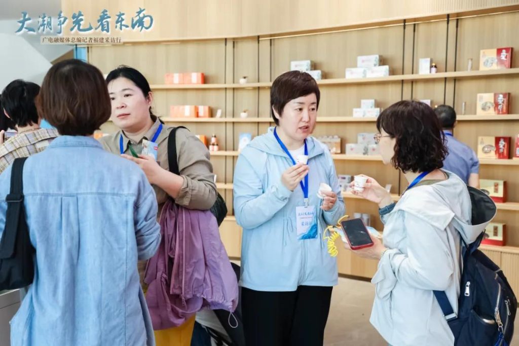 Reporters tasted Reishi coffee and Reishi tea (2)