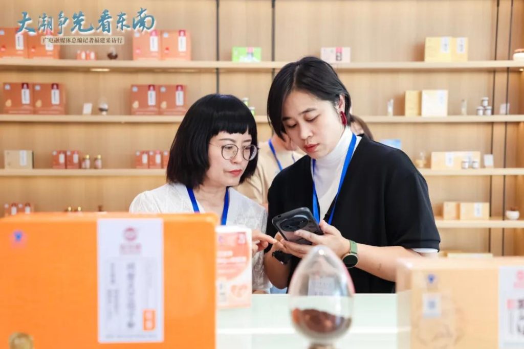 Reporters tasted Reishi coffee and Reishi tea (3)