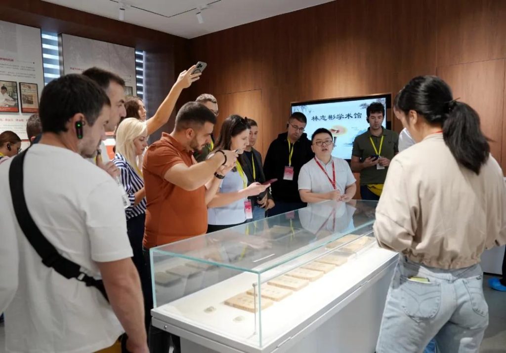 Visiting the Exhibition Hall of Professor Lin Zhibin’s Reishi Academic Achievements