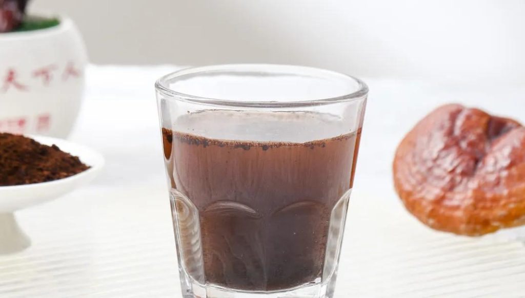 The cup contains Ganoderma lucidum spore powder