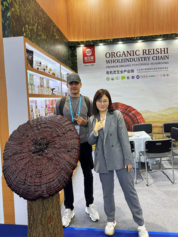 Overseas buyers snap photos to commemorate their visit 2