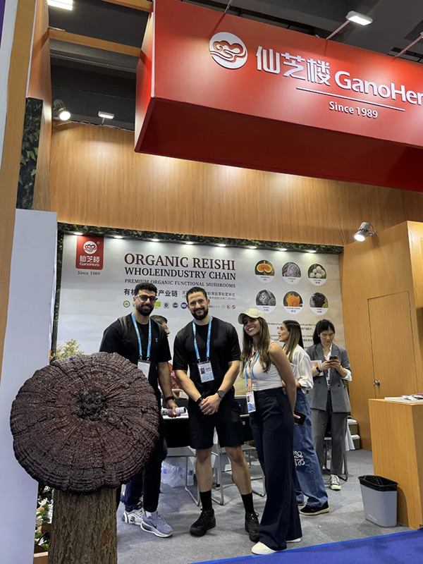 Overseas buyers snap photos to commemorate their visit