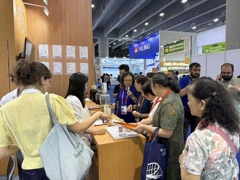 The GanoHerb booth draws a high volume of visitors with continuous buyer inquiries 2