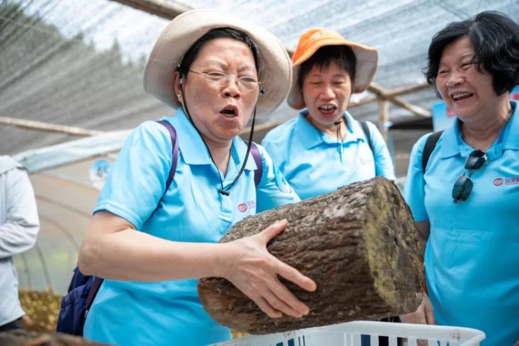 Participants observed the trimming process and took part in a hands-on cultivation experience - 2