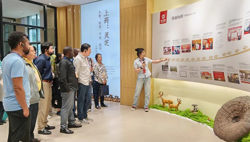 The delegation visits the Reishi Culture Exhibition Hall