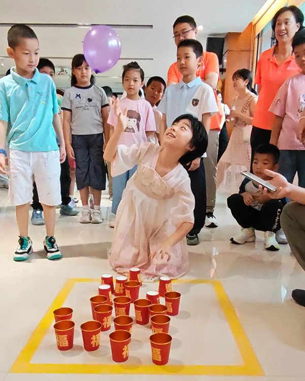 The fun game Ball Tossing & Cup Capping-2