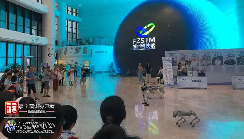 The robot performance attracted local residents and visitors to watch